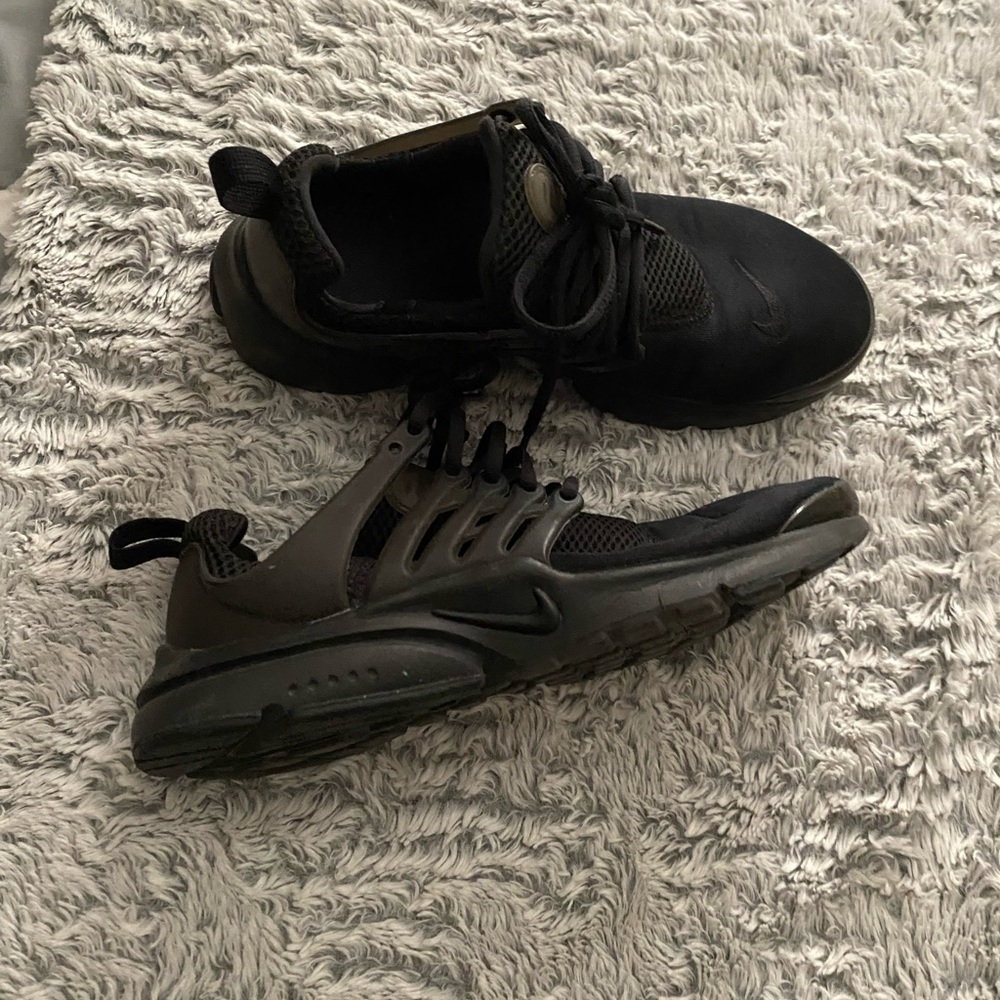 Big kids, all black Nike presto size 6